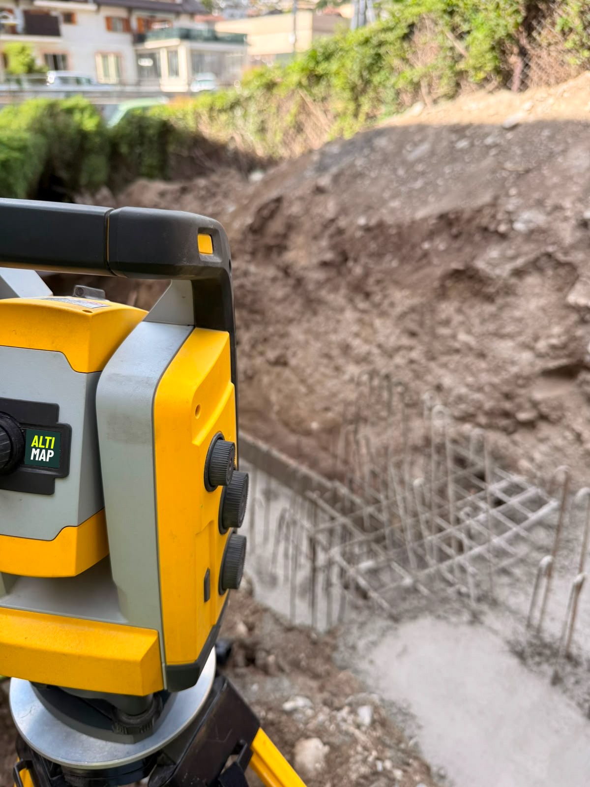 Station totale Altimap en action sur un chantier à Sierre, Valais